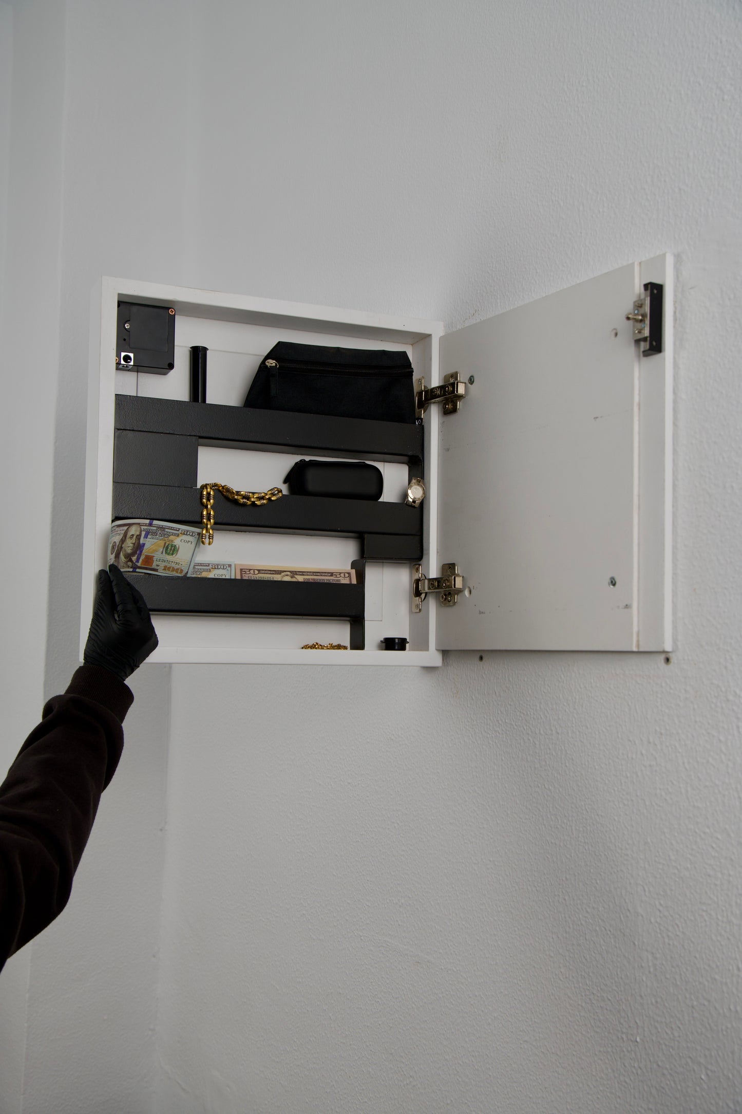 Detalle interior de compartimento secreto oculto en espejo blanco Beetle Wood
