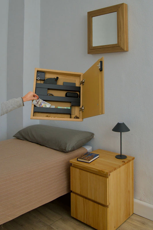 Imagen combinada de espejo de seguridad Beetle Wood con espacio secreto desde varios ángulos abierto y cerrado de fondo se ve otro mueble de ocultacion 
