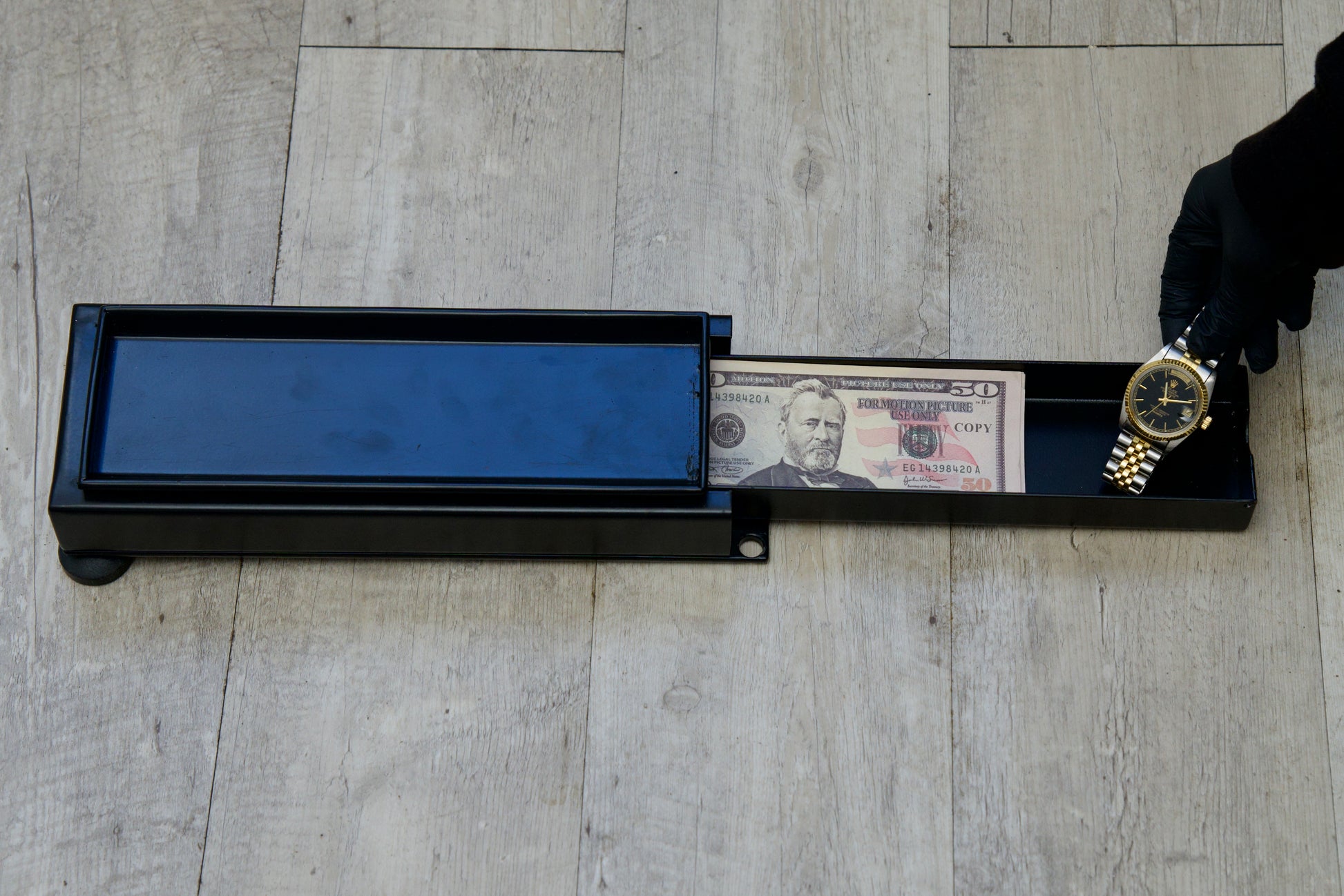 Paraguero con compartimento secreto oculto dinero y reloj seguro gracias a Beetle Wood
