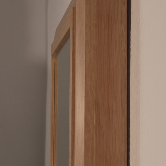 Vídeo de espejo de roble macizo con sistema de ocultación Beetle Wood integrado de forma natural en el hogar uso y detalels
