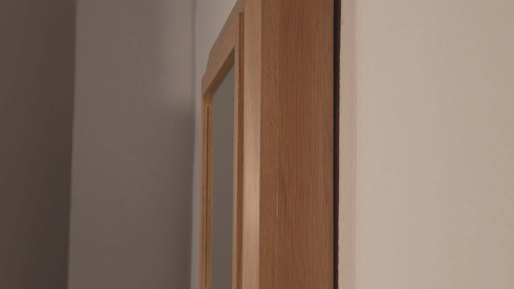 Vídeo de espejo de roble macizo con sistema de ocultación Beetle Wood integrado de forma natural en el hogar uso y detalels
