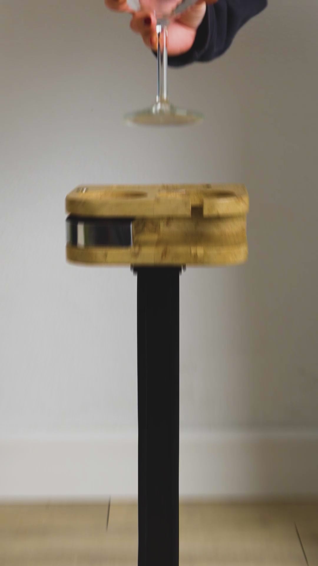 THE HIDDEN SIP mueble especial con copa de vino en uso cotidiano video
